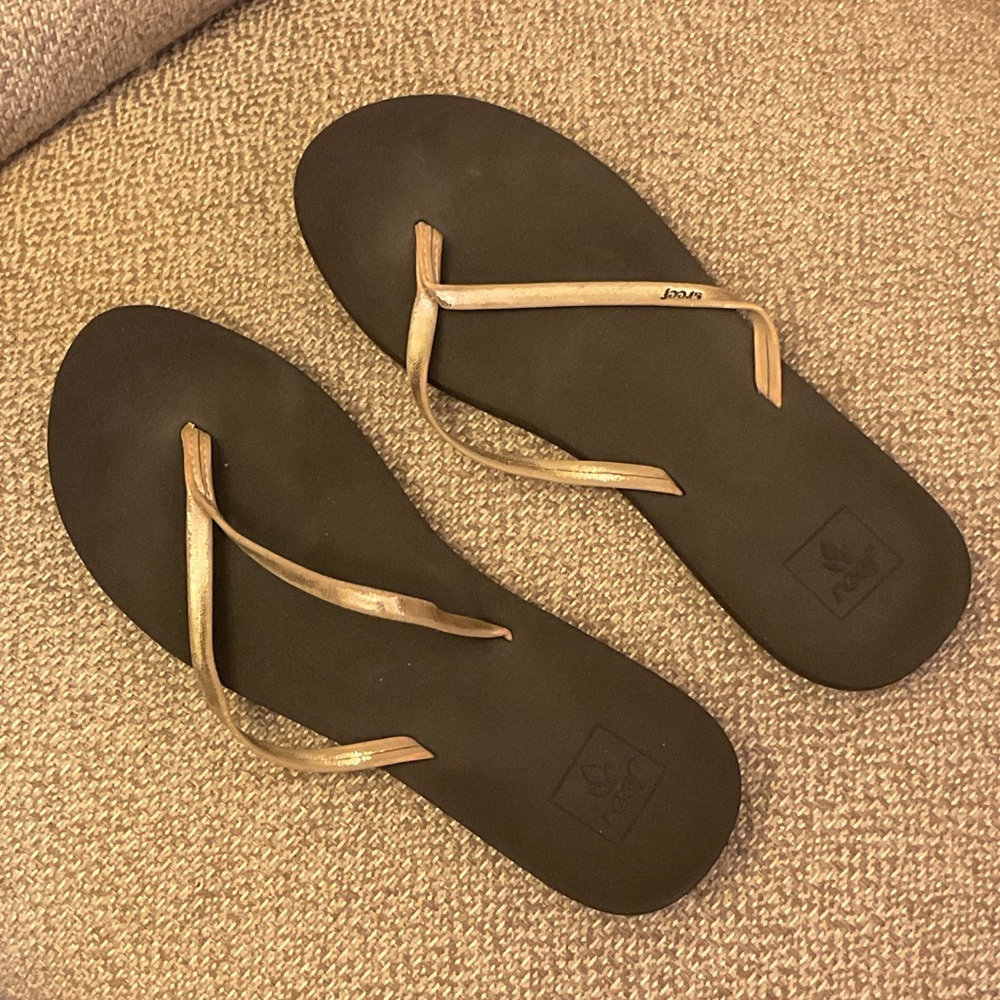 Reef Women's Black and rose Gold flip flops Sz 8